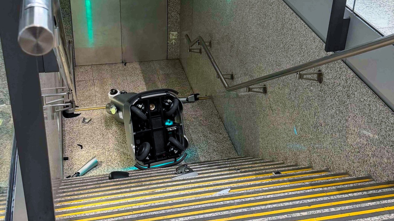 Hong Kong Havalimanı'nda Güvenlik Robotu Merdivenlerden Yuvarlanıp Parçalandı