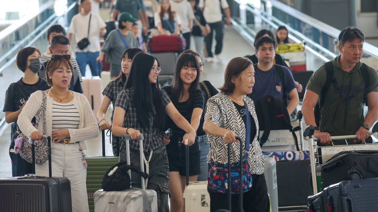 Hong Kong Havalimanı'nda yolcu %10 arttı, kargo düştü