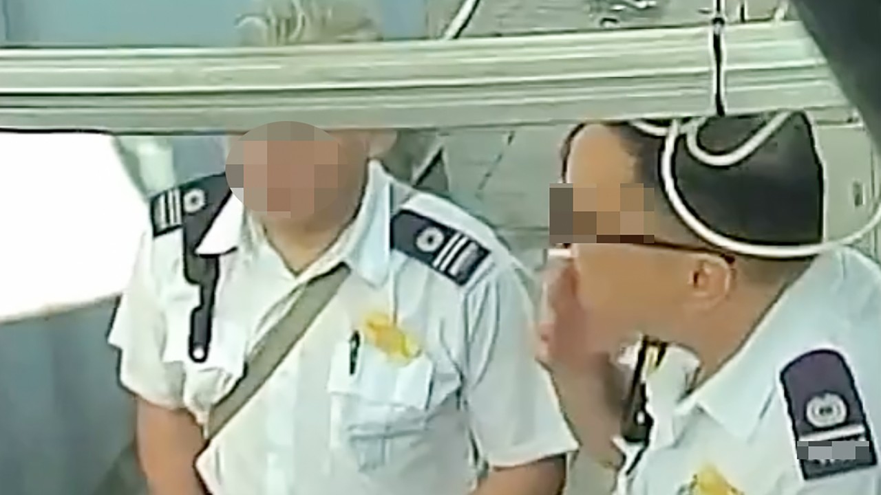 Hong Kong'da 2 hijyen görevlisi üniformalıyken sigara içtiği için soruşturuluyor