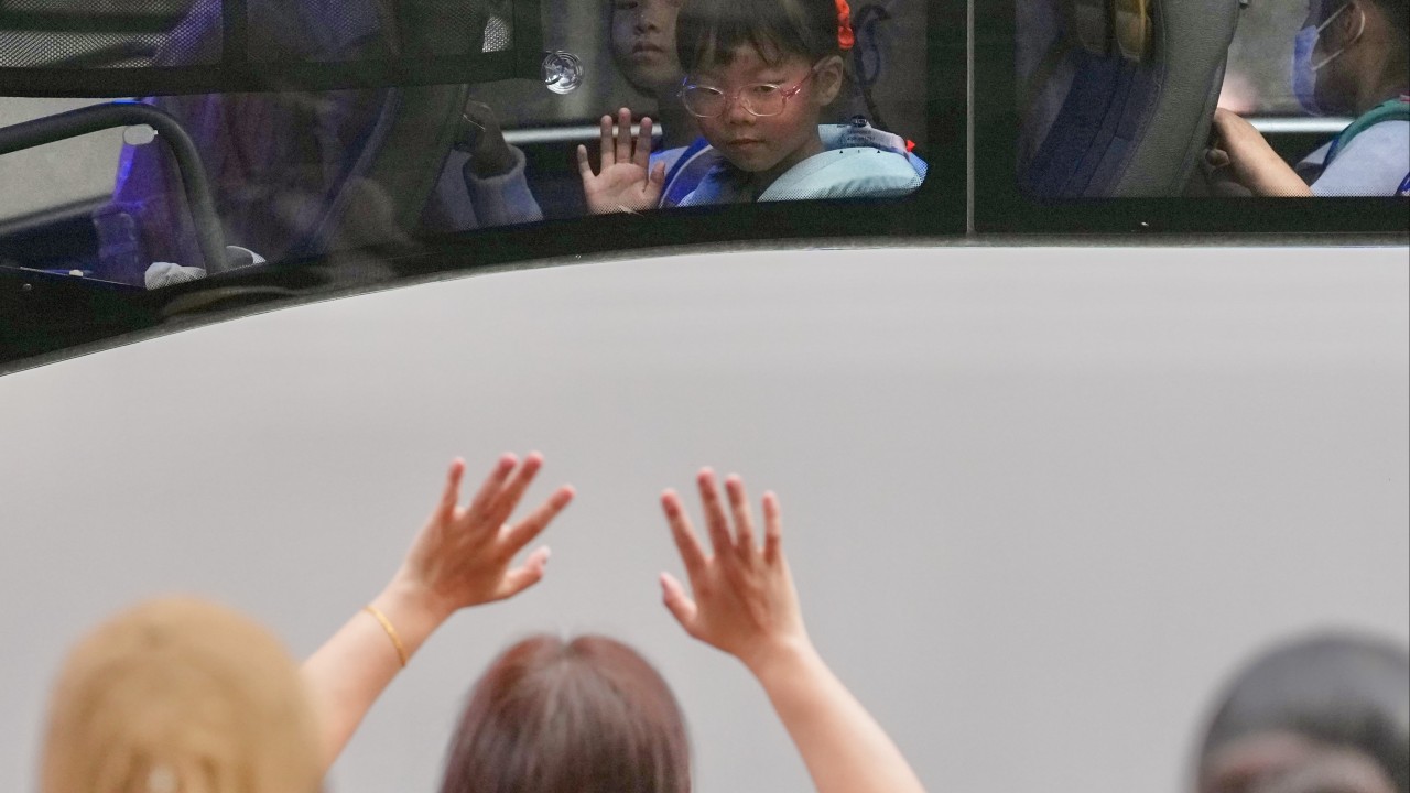 Hong Kong'da ilkokullar açıldı: Öğrenciler karmaşık duygularla dönüş yaptı