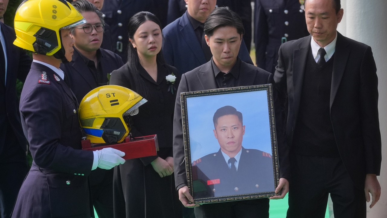 Hong Kong İtfaiyecisi Hayatını Kaybettiği Yangının Ardından Cesaret Madalyası Aldı