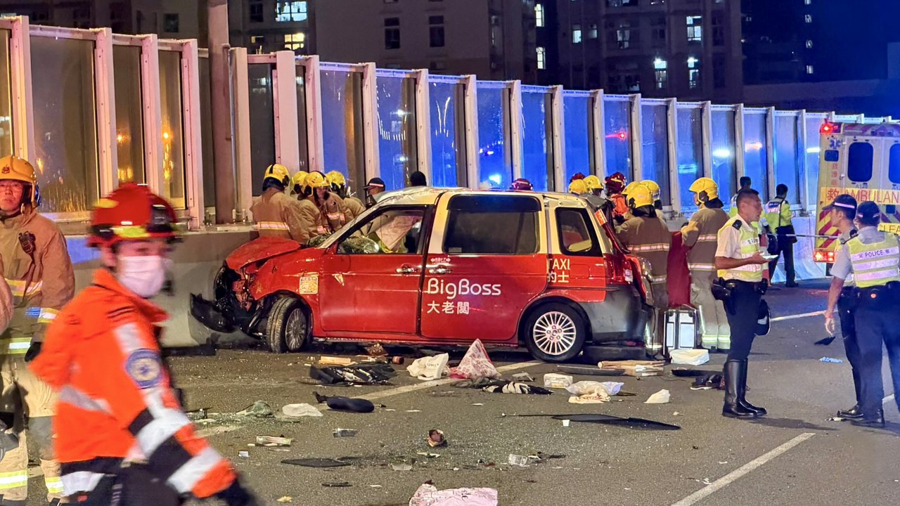 Hong Kong'da Kamyon Taksiye Çarptı: 2 Ölü
