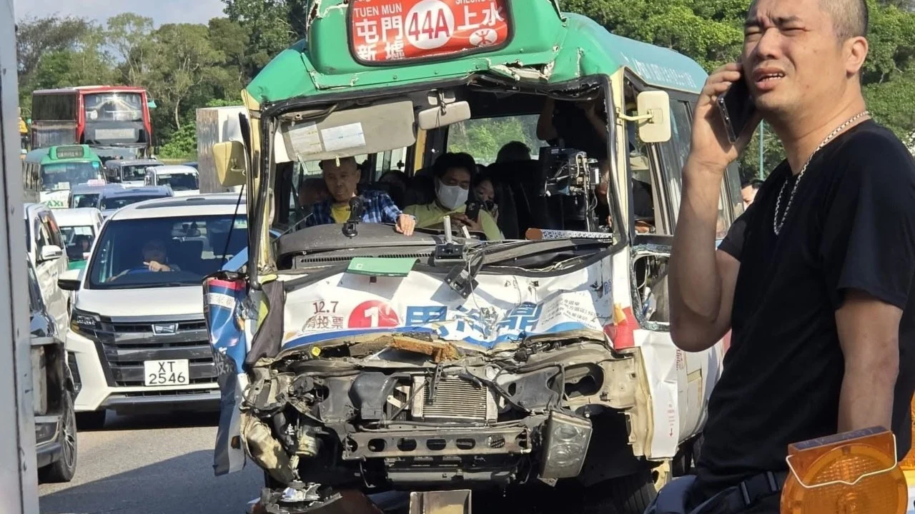 Hong Kong’da minibüs, otobüs ve kamyon çarpıştı: 23 yaralı