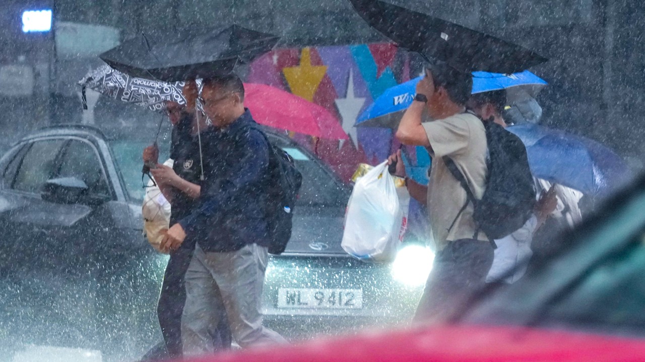 Hong Kong'da Şiddetli Yağışlar: Kırmızı Alarm Verildi