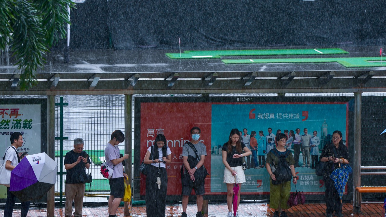 Hong Kong'da kırmızı alarm: Şiddetli yağış nedeniyle okullar tatil edildi