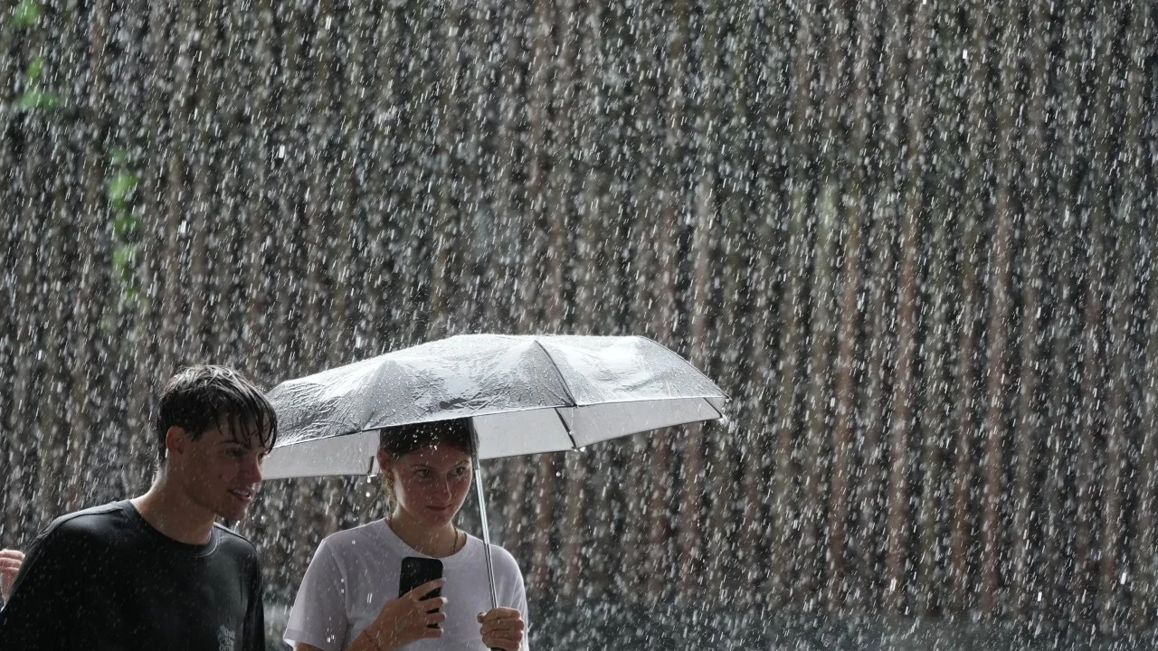 Hong Kong'da kırmızı alarm: Şiddetli yağış sel tehlikesi yaratıyor