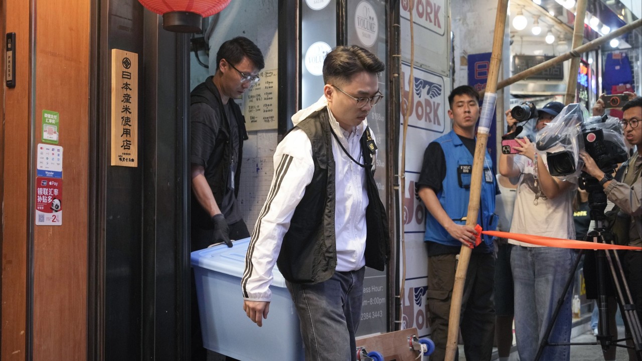 Hong Kong'da 5 Kitapçı Kefaletle Serbest