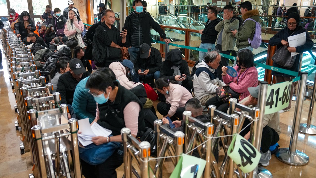 Hong Kong'ta 'Kuyruk Çeteleri' Ehliyet Sistemini İstismar Etti