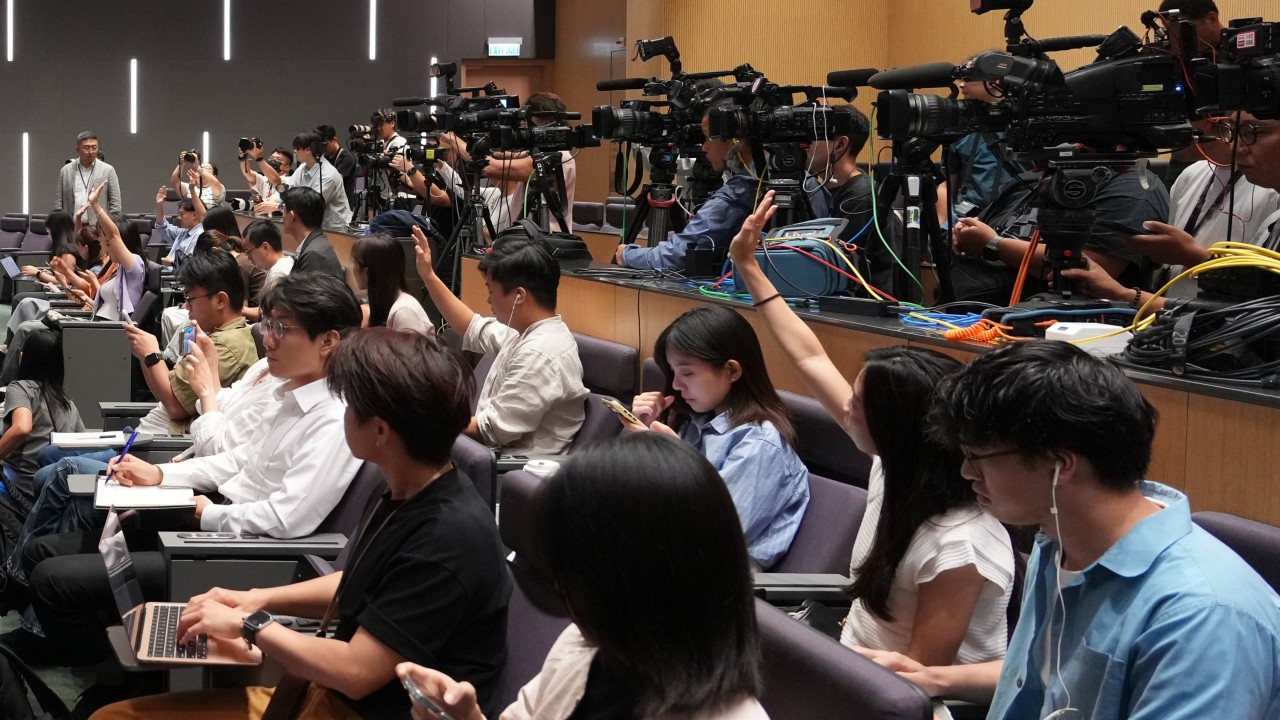 Hong Kong lideri medyanın küresel erişimine destek sözü verdi, TV uygulama kodunu gözden geçirecek