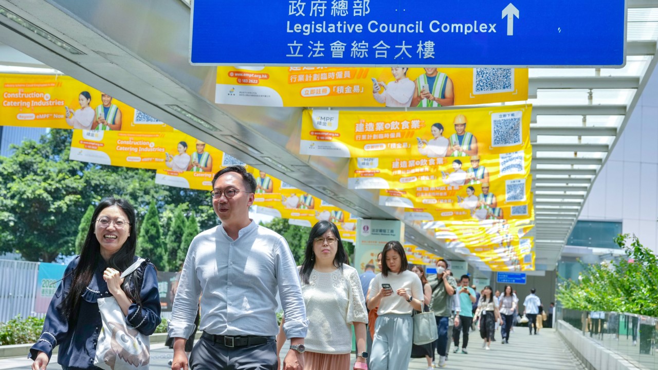 Hong Kong liderinden memurlara yeni denetim sistemi savunması