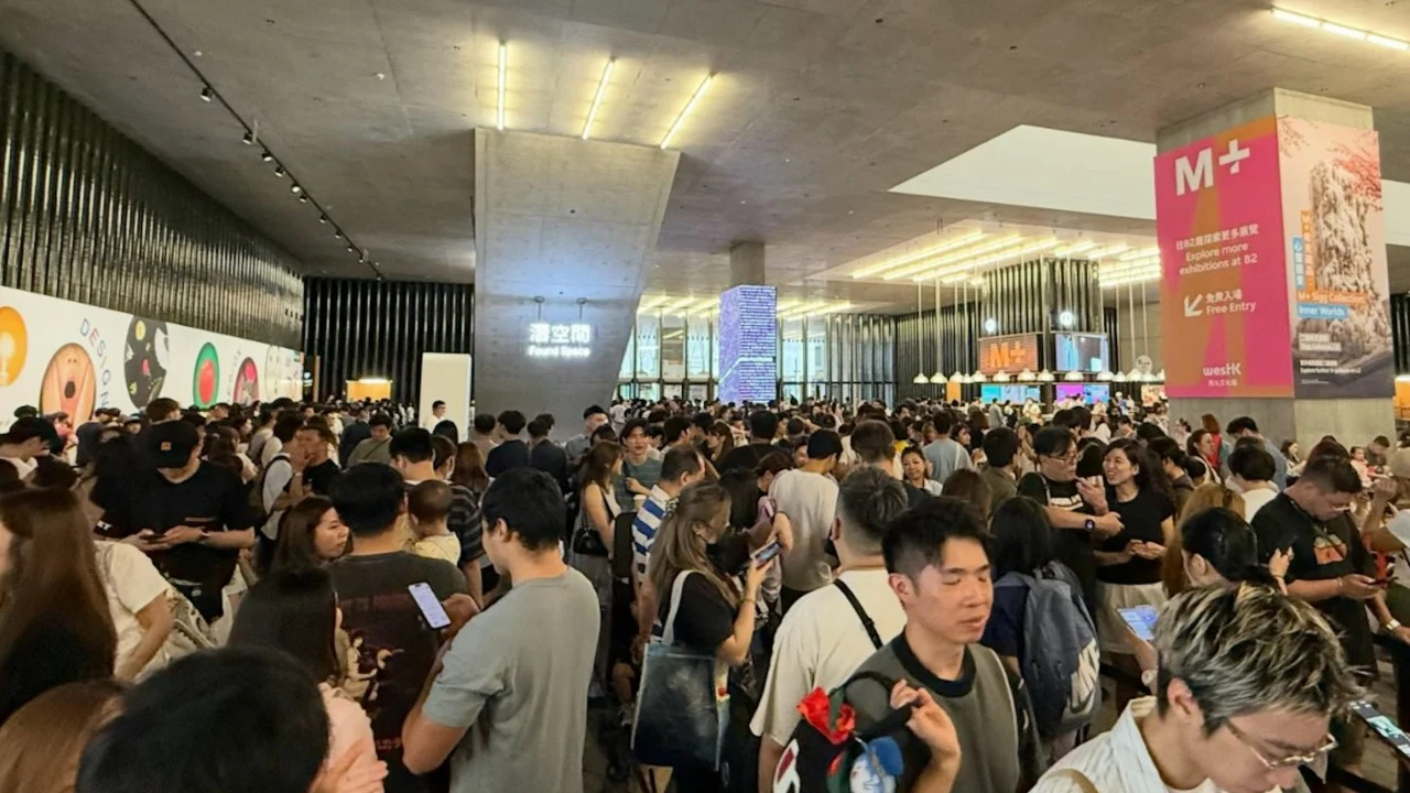 Hong Kong'da müze krizi: Aşırı kalabalık sergide saatlerce kuyruk, ücretsiz giriş