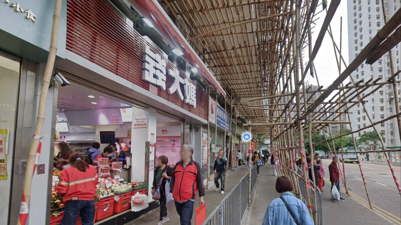 Hong Kong'da bir markette çiğ etin üzerinde fareler dolaşırken görüntülendi