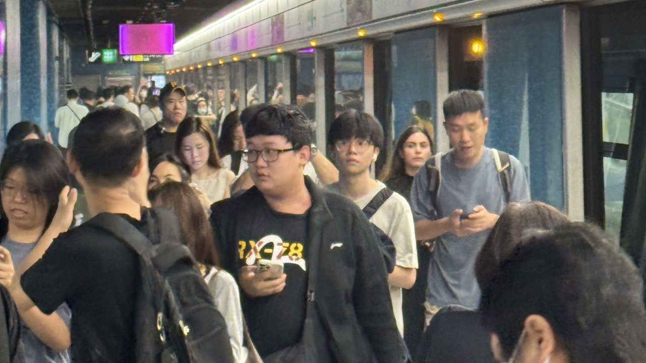 Hong Kong'da Metro Trenleri Duman Nedeniyle Lam Tin İstasyonunu Atlıyor