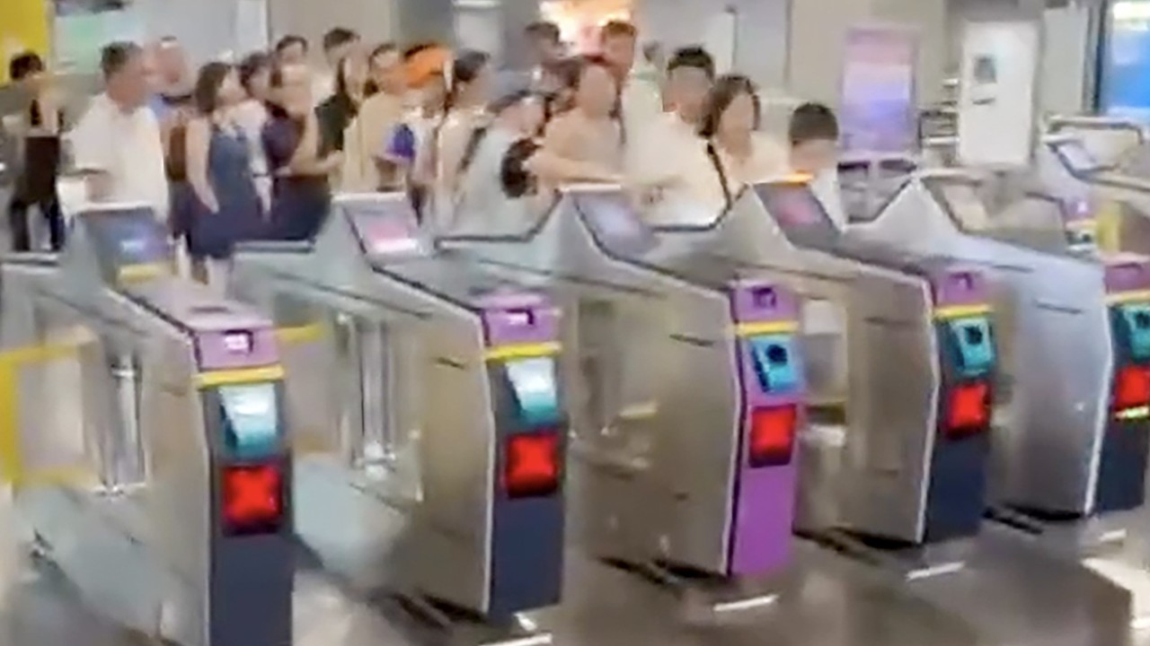 Hong Kong metrosunda toplu bilet kaçakçılığı skandalı