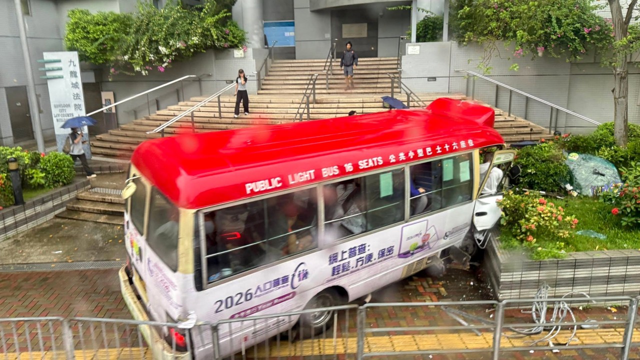 Hong Kong'da minibüs kaldırıma çıktı: 3 ağır yaralı