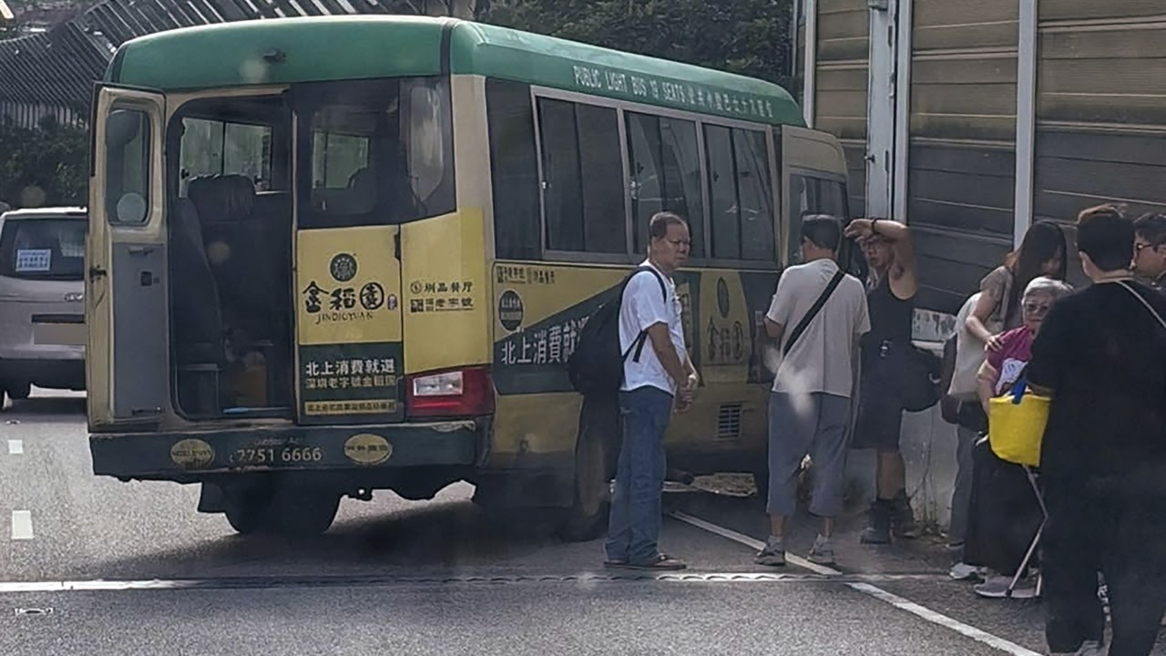 Hong Kong'da Minibüs Kamyona Çarptı: 17 Yaralı