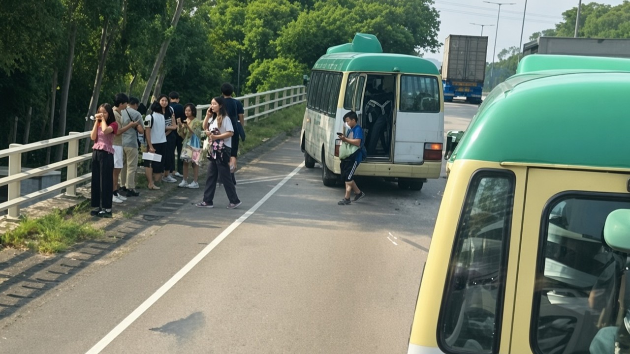 Hong Kong'da minibüs otobüsle çarpıştı: 1 ağır yaralı, 18 yaralı