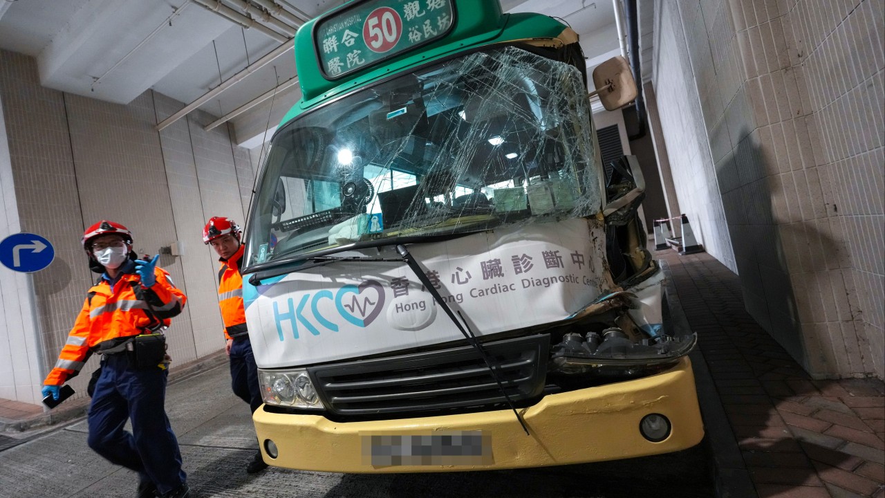 Hong Kong'da minibüs ile su tankeri çarpıştı: 10 yaralı