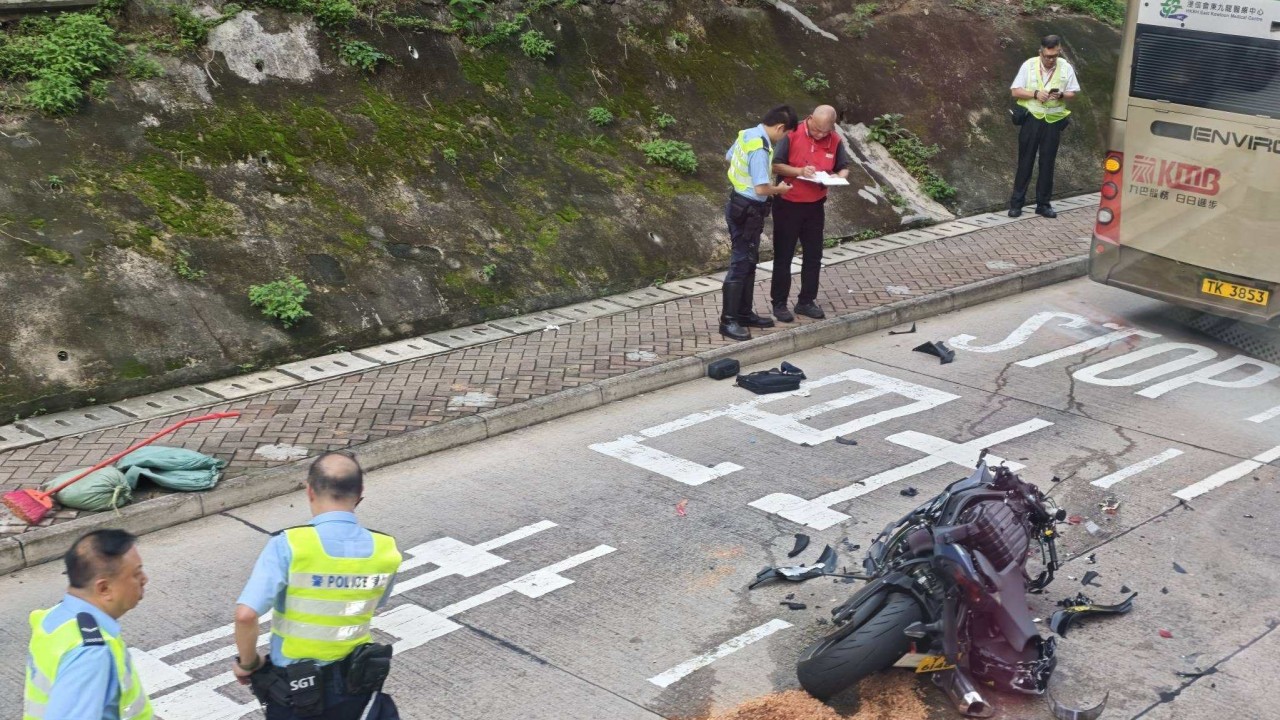 Hong Kong'da Motosikletli Çift Katlı Otobüsle Çarpıştı: Ölü