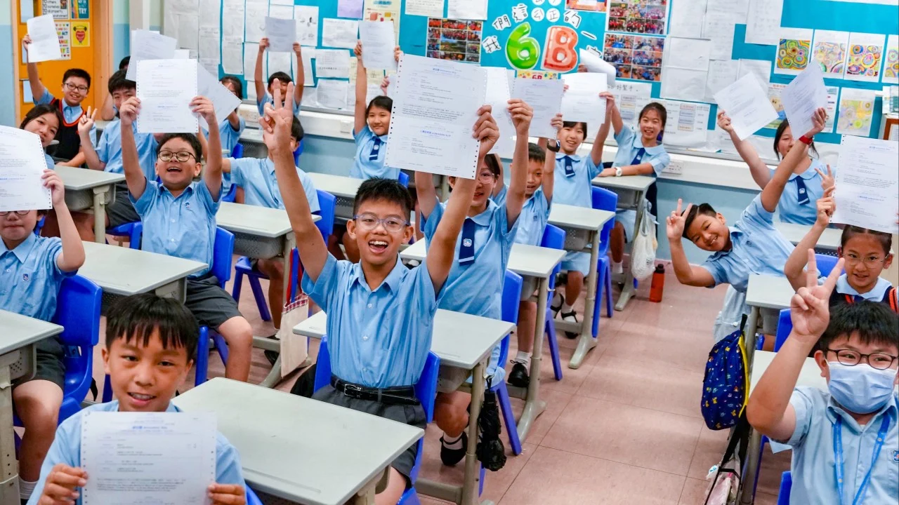 Hong Kong'da öğrenciler lise yerleştirme sonuçlarını coşku ve gözyaşlarıyla karşıladı