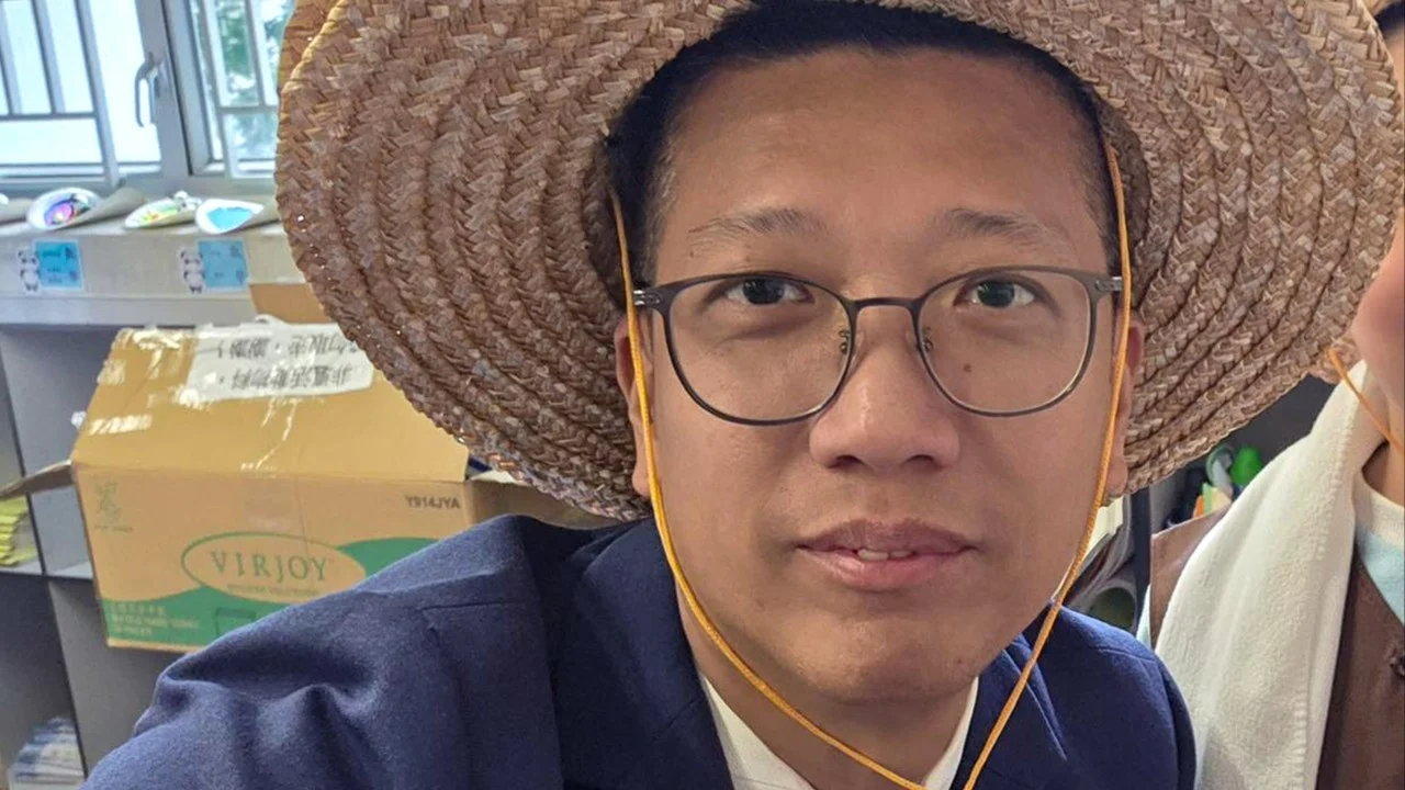 Hong Kong'ta kovulan okul müdürü hukuki yollara başvuracak