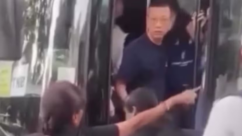 Hong Kong'da küfür krizi: Müdür kovuldu, hukuki yola başvuracak