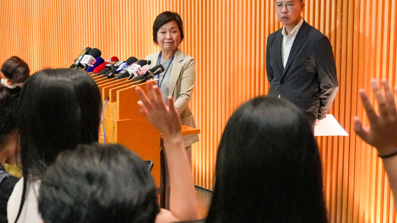 Hong Kong'da okul yerleştirme skandalı: Müdür maaş zammından mahrum kaldı