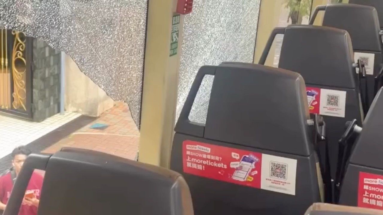 Hong Kong'da Ağaç Dalı Otobüsün Camını Kırdı, Ölen Olmadı