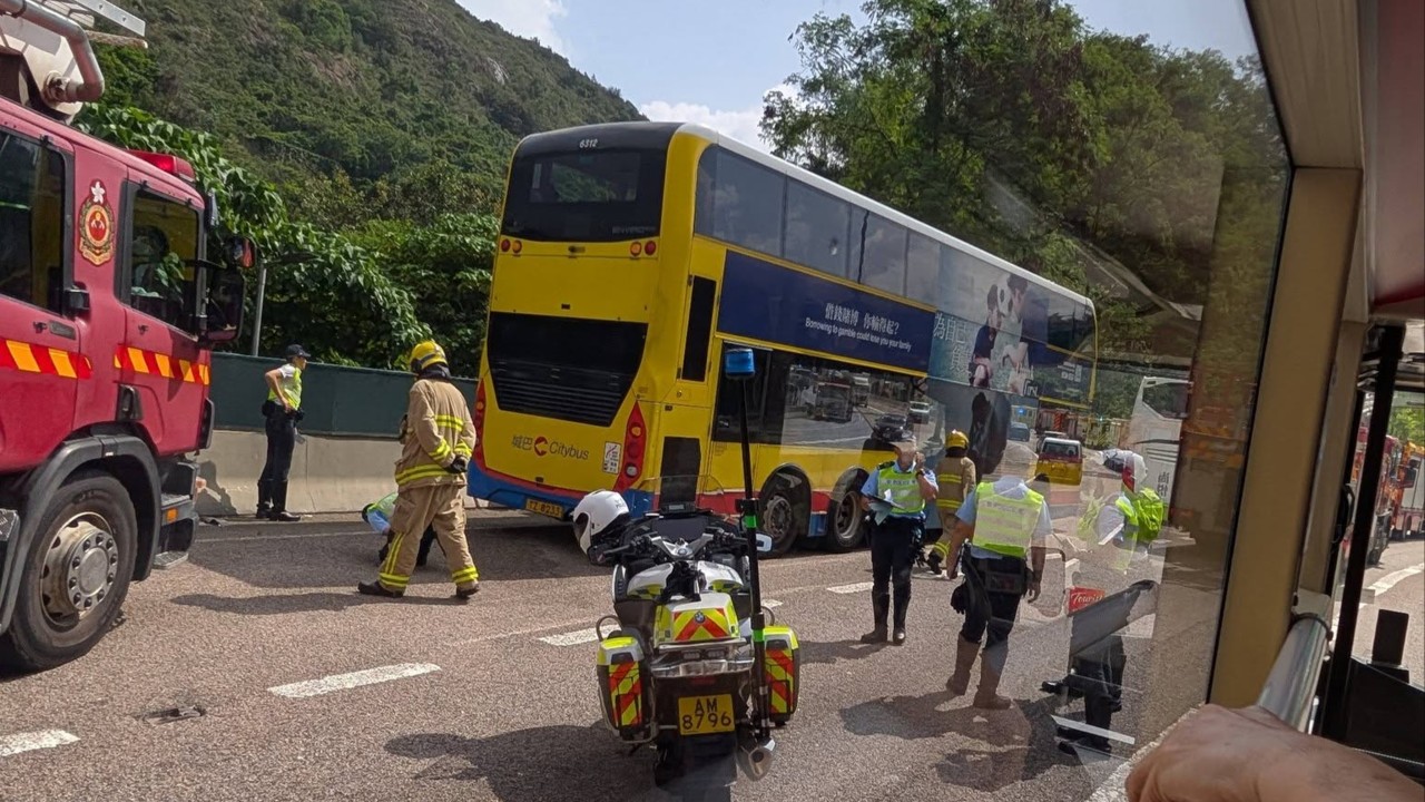 Hong Kong'da otobüs bariyere çarptı: 10 yaralı