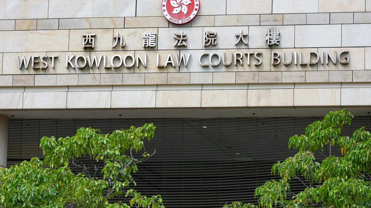 Hong Kong'da 65 yaşındaki tacizci, otobüste kız öğrenciye elle tacizden ceza aldı