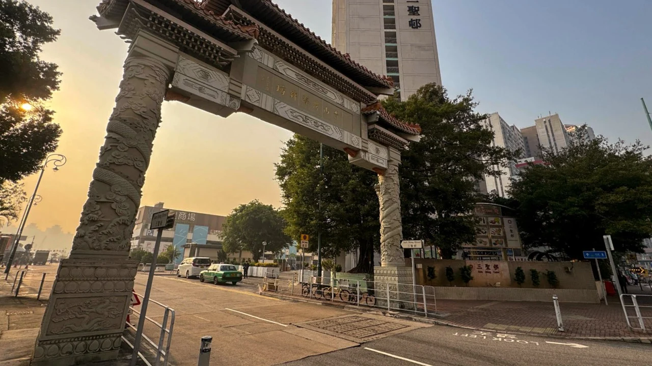 Hong Kong'da otopark cezası fişiyle görevliye saldırı: baba-oğul gözaltında