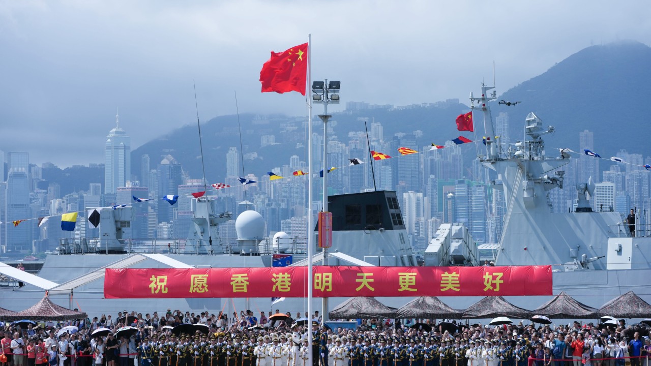 Hong Kong’da PLA Kışlası Binlerce Ziyaretçiye Açıldı