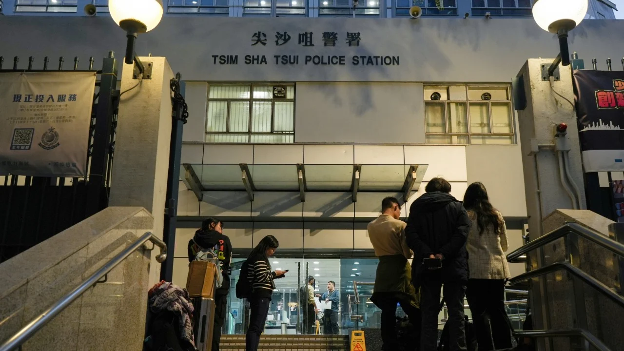Hong Kong’da polis memuru etek altı görüntü ve silah çalma girişimiyle suçlandı