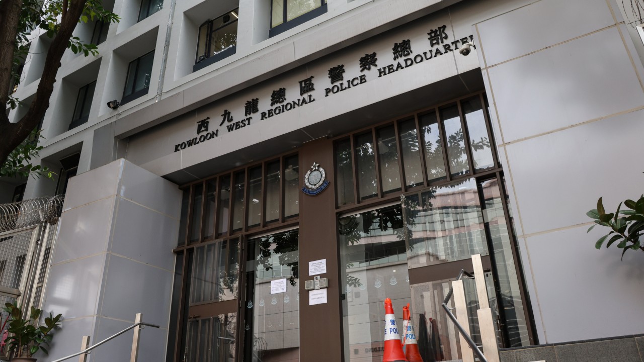 Hong Kong polis memuru karakolda kazara silahını ateşledi