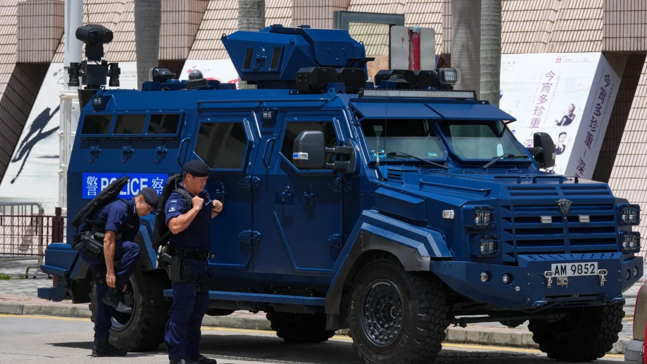 Hong Kong polisi eski protesto bölgesinde 15 kişiyi durdurdu