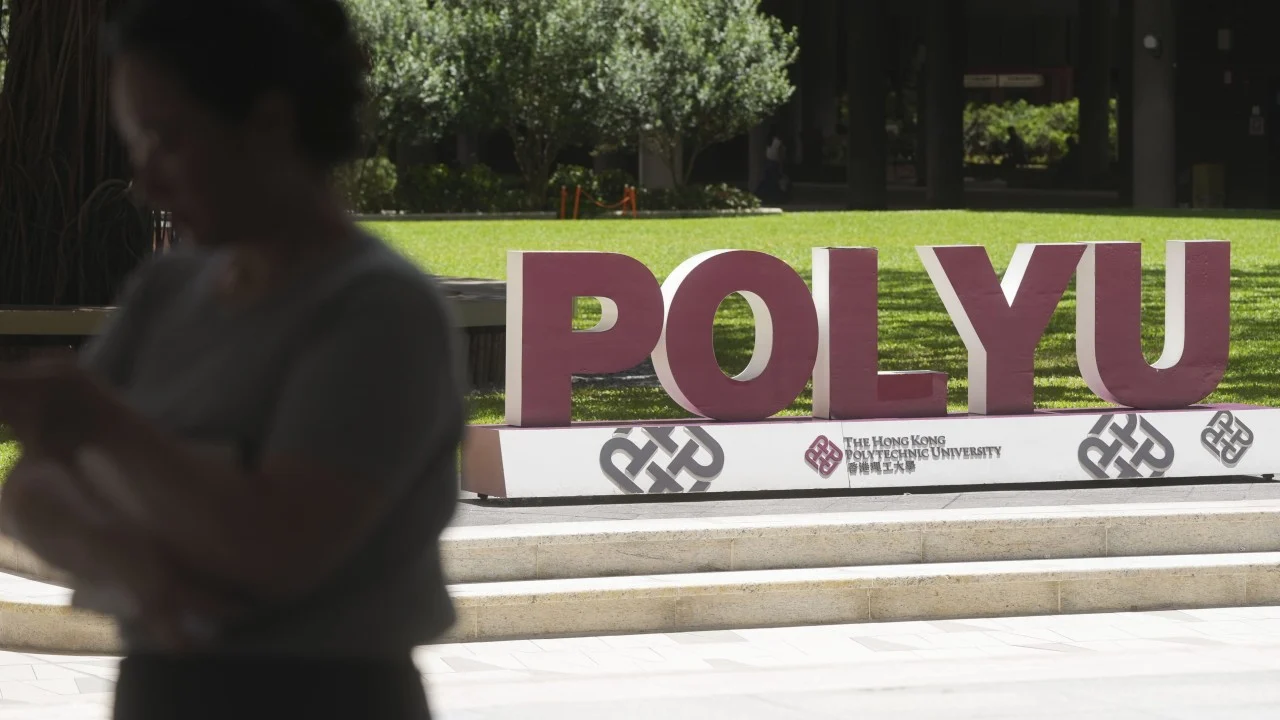 Hong Kong Polisi eski üniversite öğrencisini sahte belge düzenlemekten tutukladı