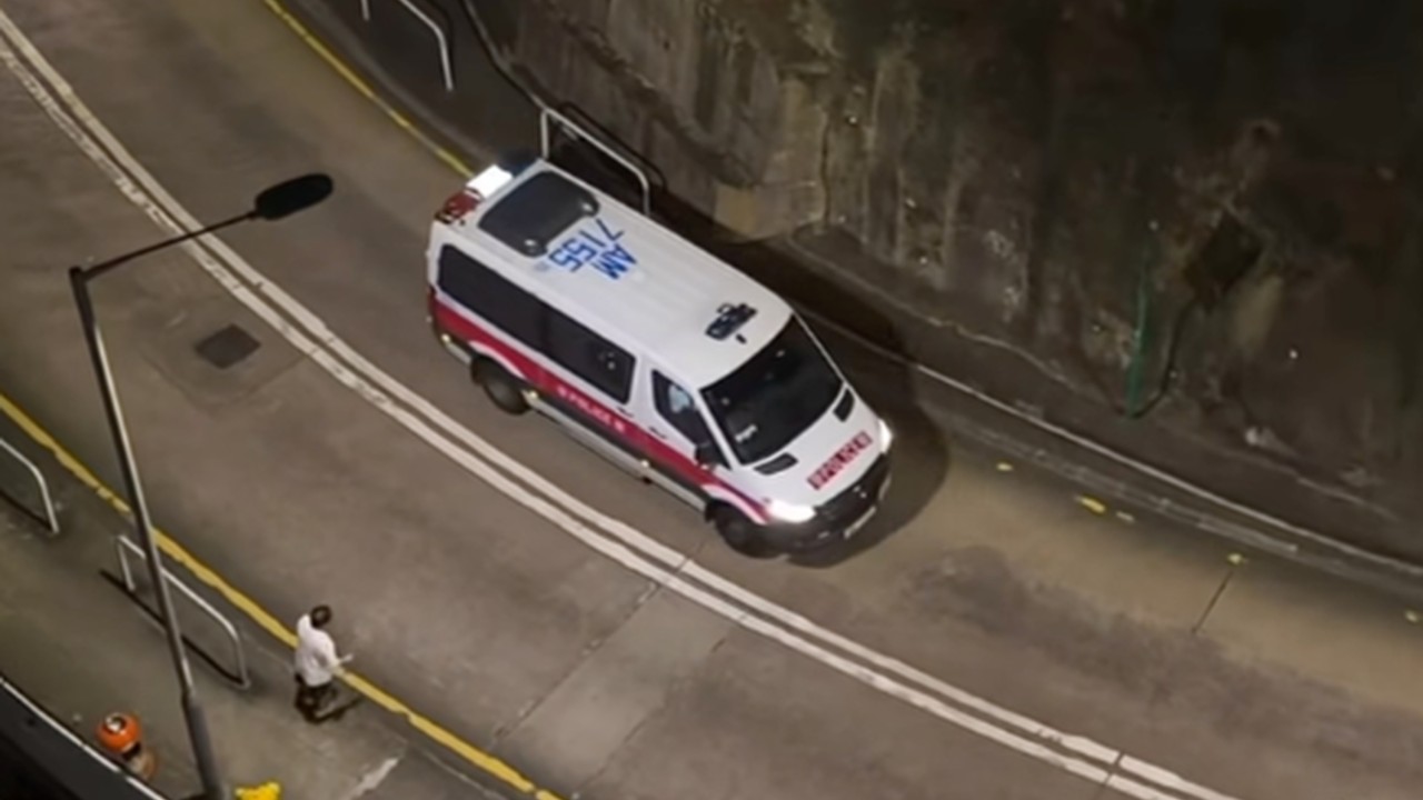 Hong Kong Polisi Kumar El Koydu: Memur Görevden Uzaklaştırıldı