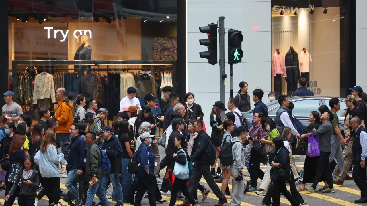 Hong Kong'da Sahte Raporlarla 4,3 Milyon Dolar Çalan 16 Kişi Tutuklandı