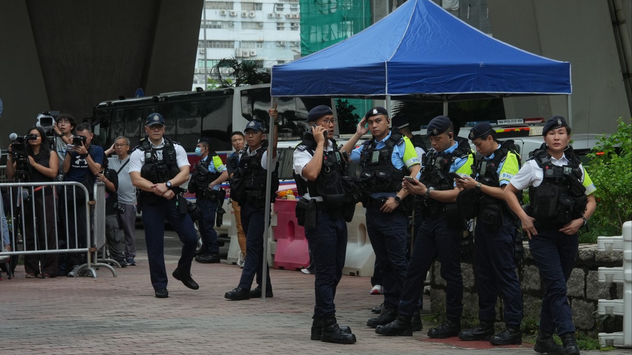Hong Kong'da 'seditious' tişört giyen kadın tutuklandı