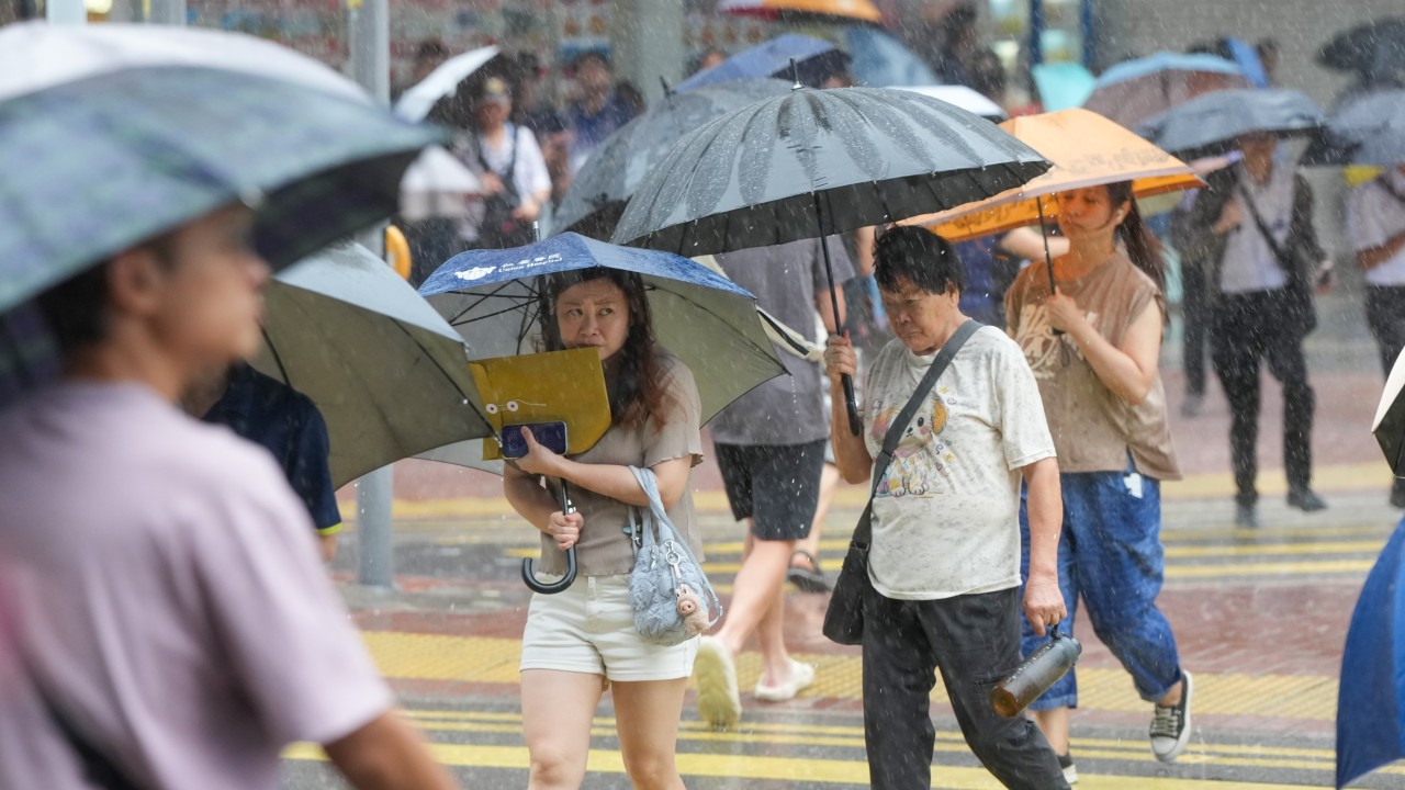 Hong Kong'da şiddetli yağış uyarısı: Turuncu alarm verildi