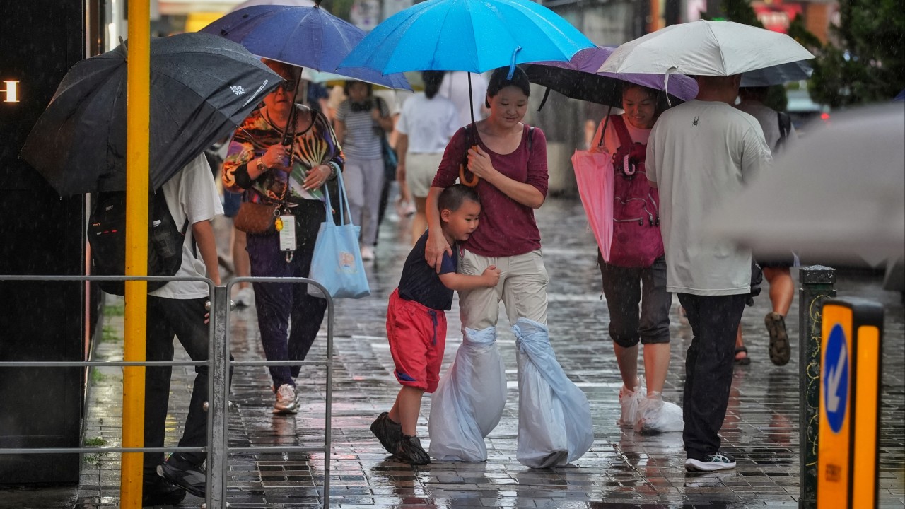 Hong Kong'u Şiddetli Yağış ve Fırtınalar Vurdu: Turuncu Alarm Verildi