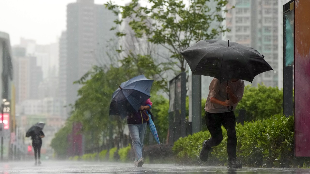 Hong Kong'da şiddetli yağmur uyarısı: Kırmızı alarm verildi, okullar tatil