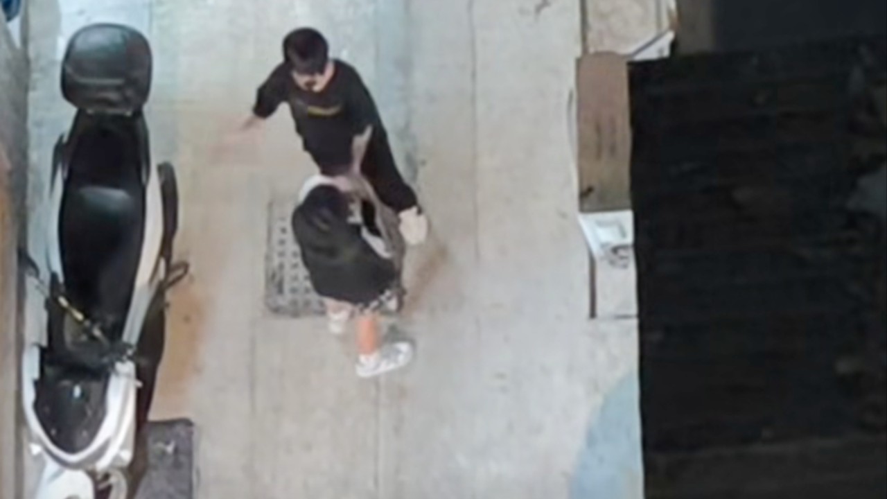Hong Kong'da Sokak Kavgası Videosu: 4 Genç Gözaltında