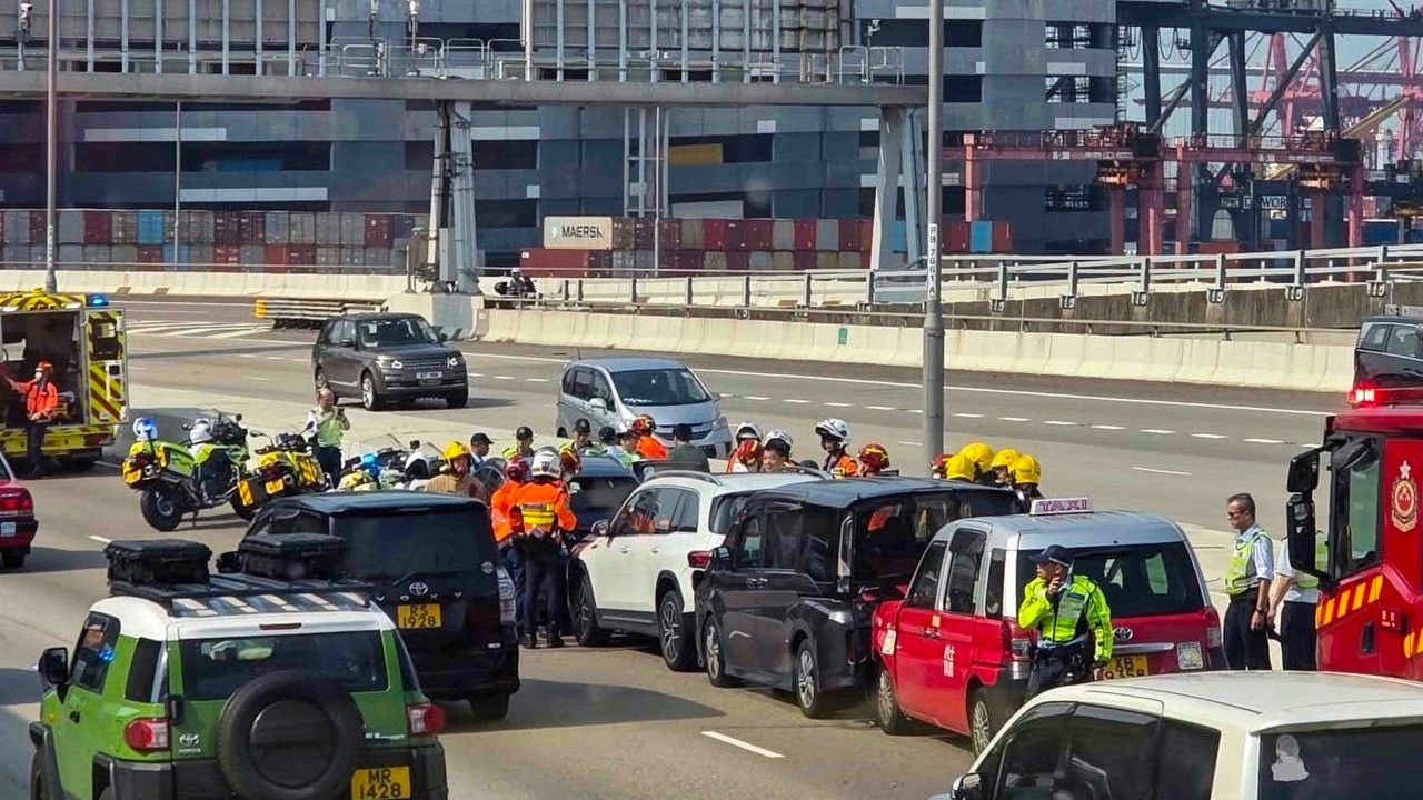 Hong Kong'da Taksi ve 3 Araç Çarpıştı: 5 Yaralı