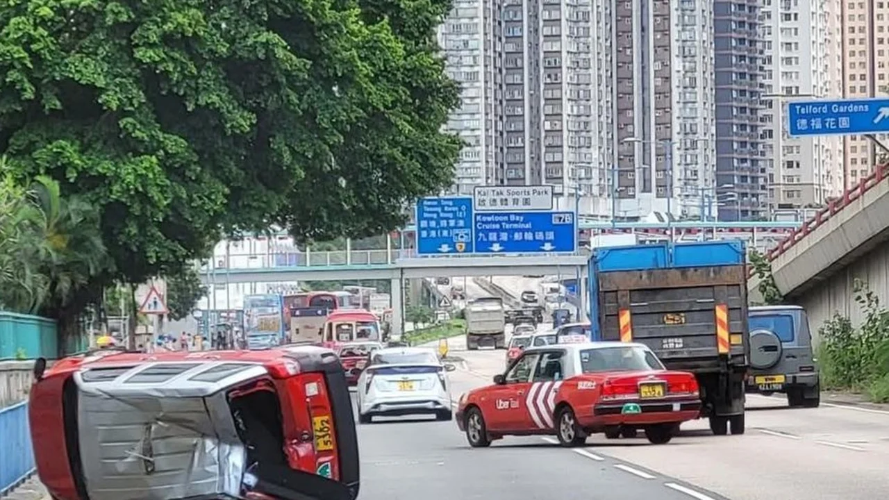 Hong Kong'da Taksi Kamyonla Çarpıştı: 2 Yaralı