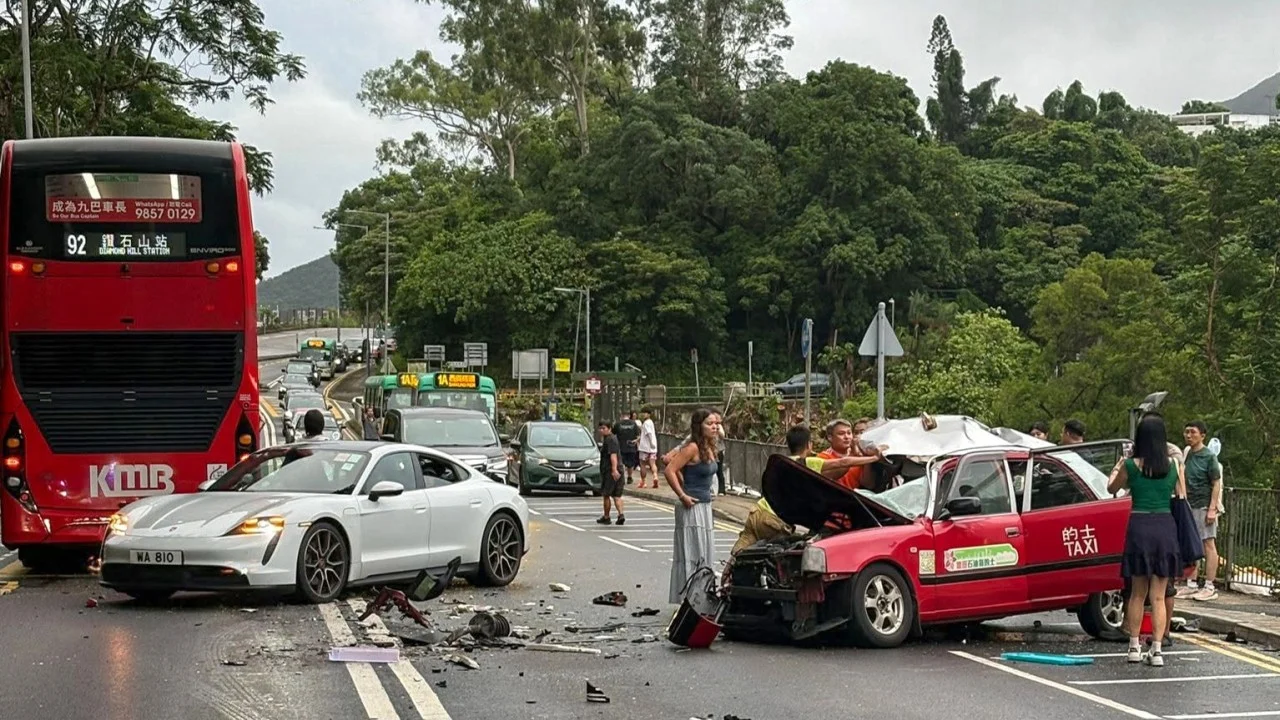 Hong Kong'da Taksi ile Otobüs Çarpıştı: 1 Ölü, 2 Yaralı