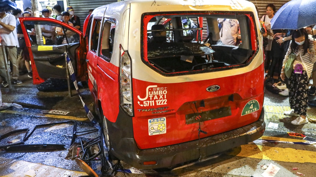 Hong Kong'da taksi şoförü kalabalığa aracıyla daldığı iddiasını reddetti