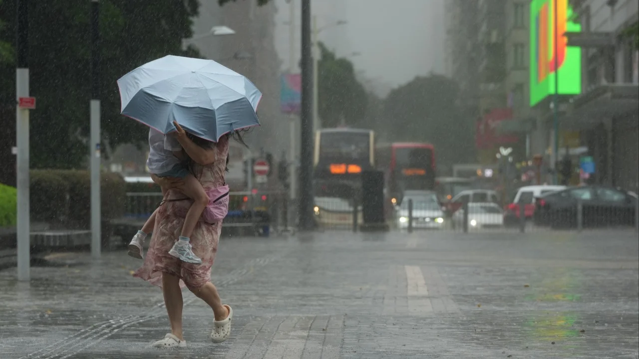 Hong Kong Tayfun Alarmını İptal Etti; Rüzgar ve Sağanak Uyarısı Sürüyor