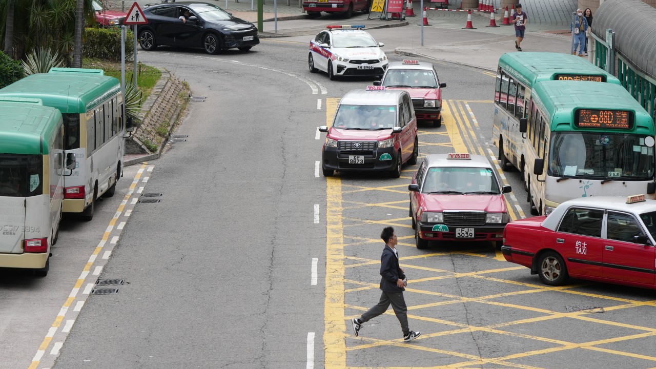 Hong Kong'da dikkat dağınıklığı ve kırmızı ışık ihlaline sıkı denetim