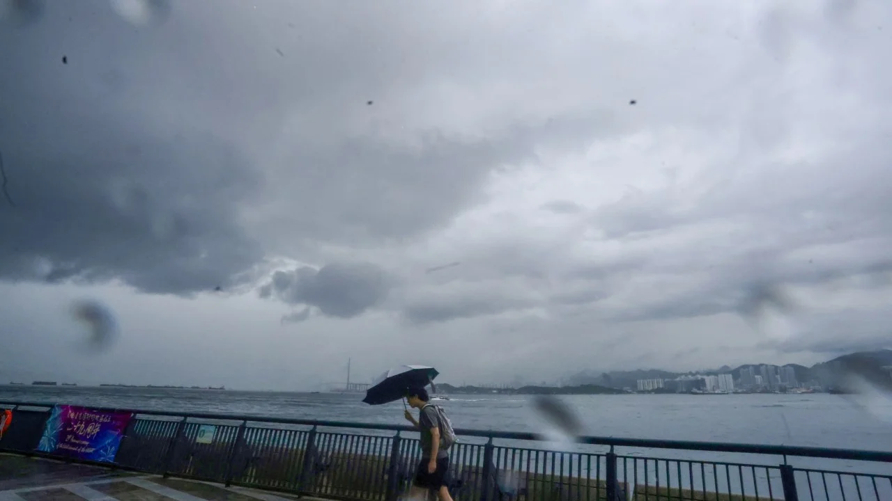 Hong Kong tropikal depresyon yaklaşırken 1. tayfun sinyali verecek